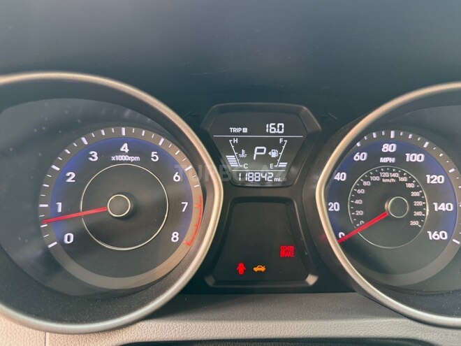 Hyundai Elantra-13