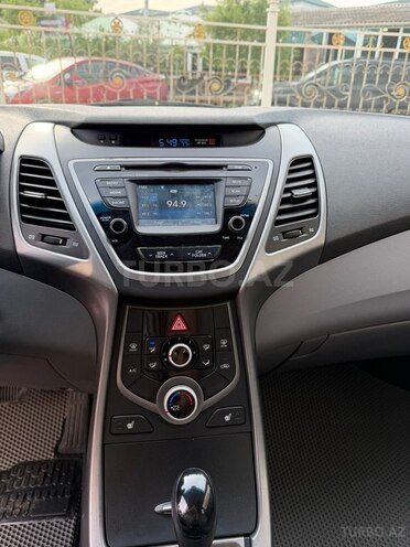 Hyundai Elantra-12