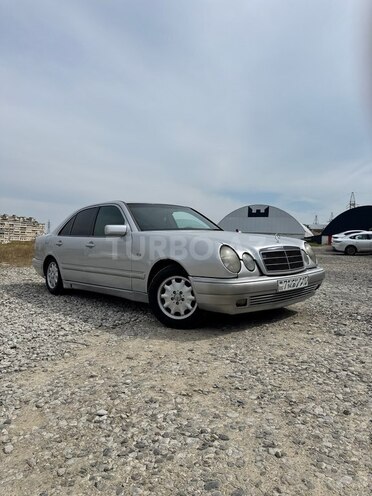 Mercedes E 220-1