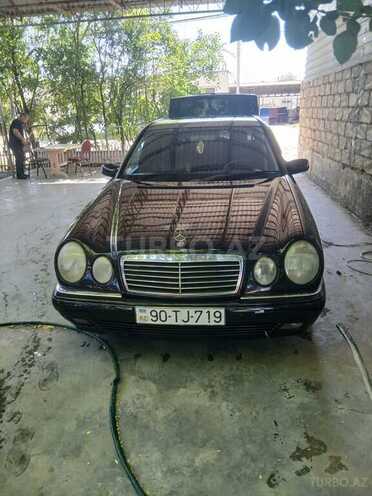 Mercedes E 280-1