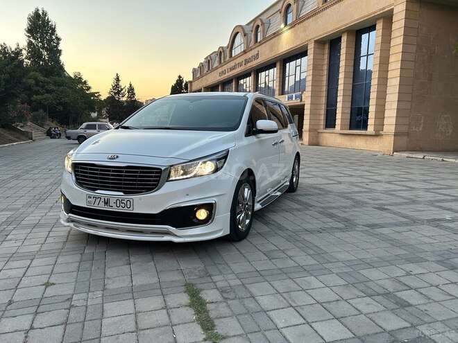 Kia Carnival-1