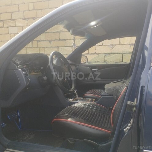 Mercedes E 240-6