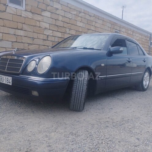 Mercedes E 240-4