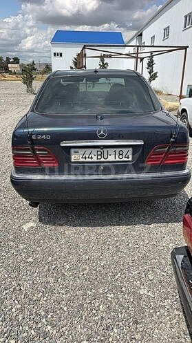 Mercedes E 240-11