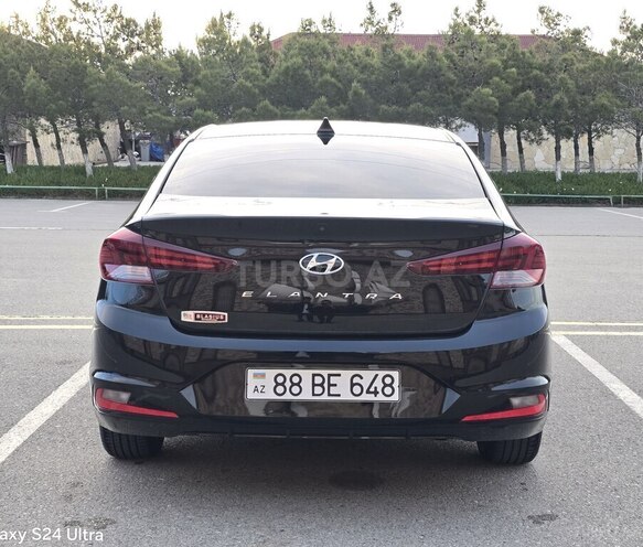 Hyundai Elantra-12