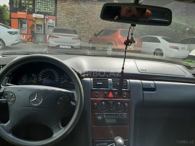 Mercedes E 220-3