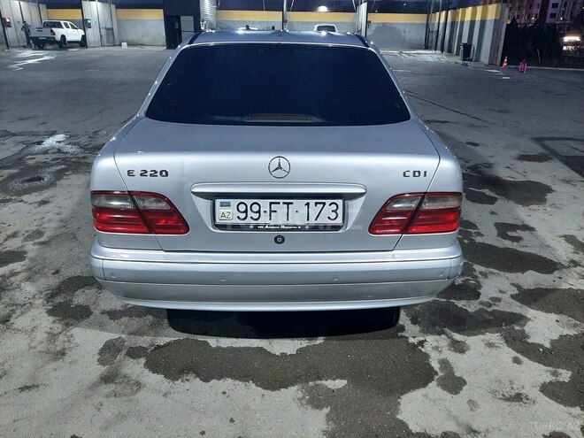 Mercedes E 220-2