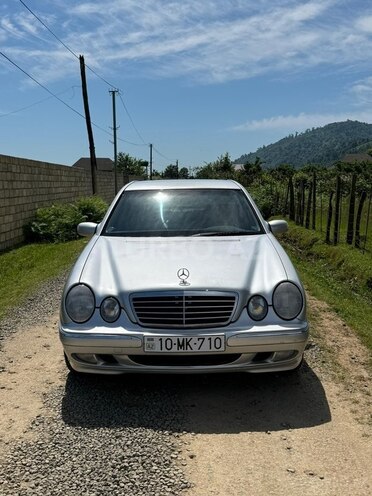 Mercedes E 240-1