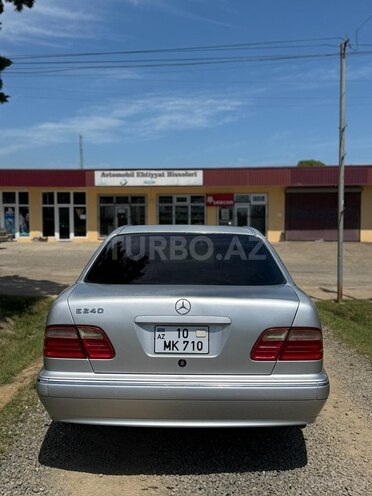 Mercedes E 240-4