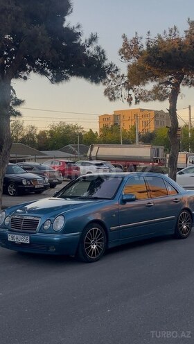 Mercedes E 200-1