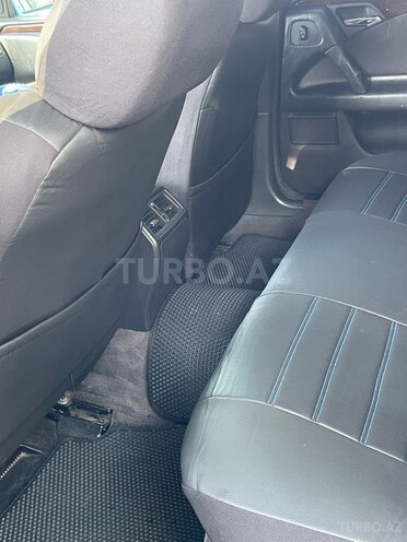 Mercedes E 200-11