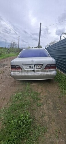 Mercedes E 270-10