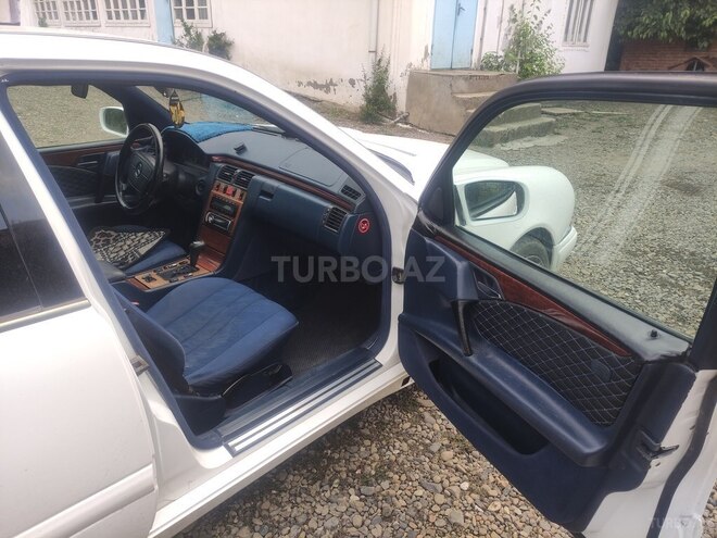 Mercedes E 240-7