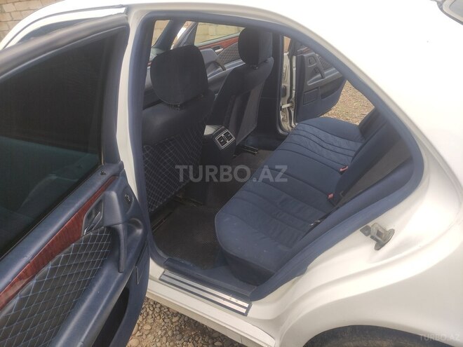 Mercedes E 240-5