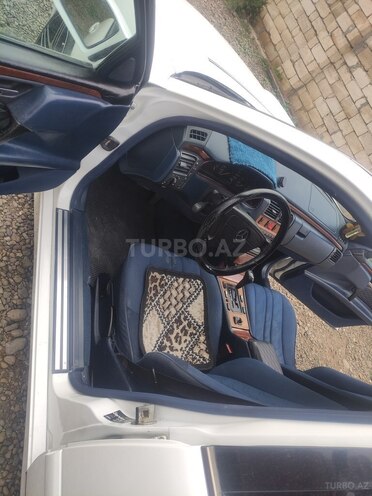 Mercedes E 240-4