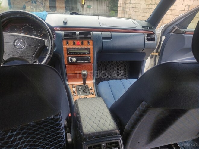 Mercedes E 240-3