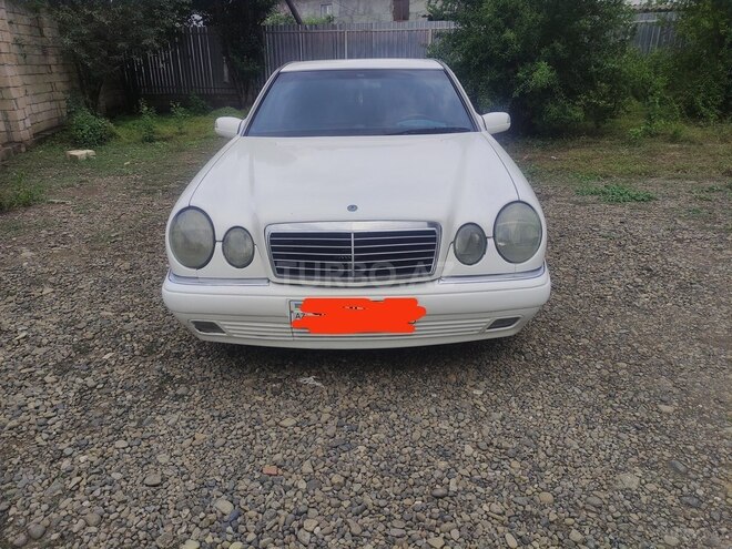 Mercedes E 240-1