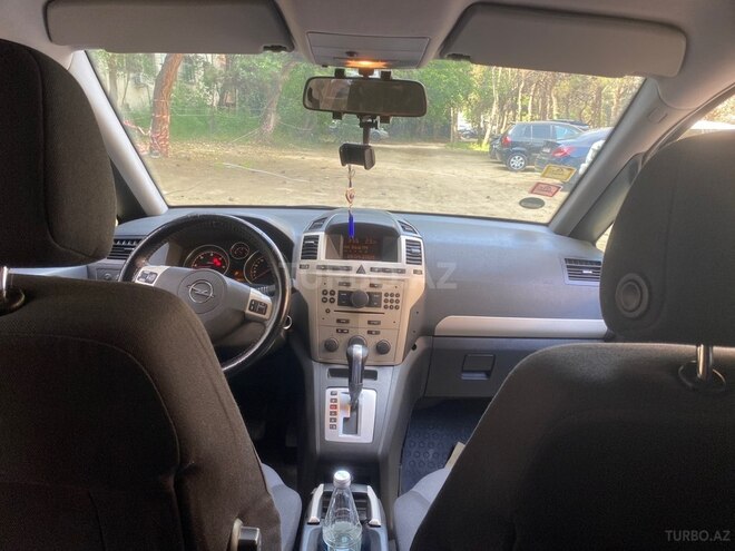 Opel Zafira-8