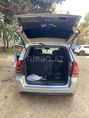 Opel Zafira-5