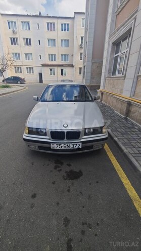 BMW 320-1