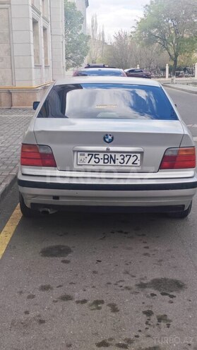 BMW 320-2