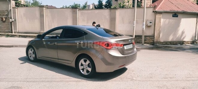 Hyundai Elantra-4