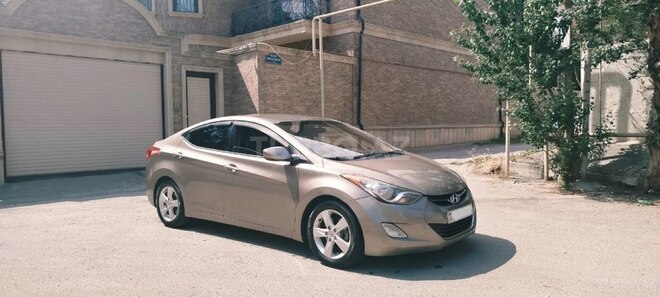 Hyundai Elantra-11
