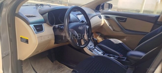 Hyundai Elantra-12