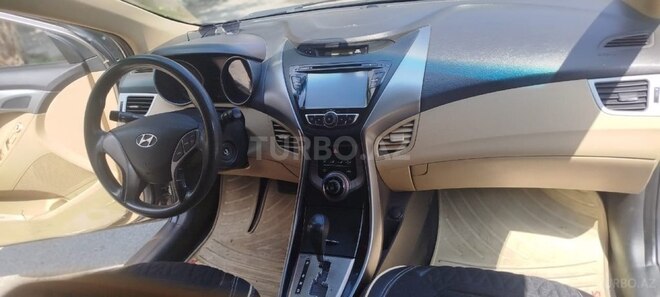 Hyundai Elantra-16