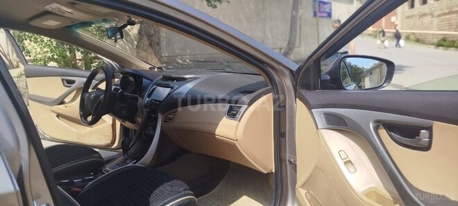 Hyundai Elantra-17
