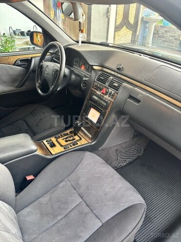 Mercedes E 270-12