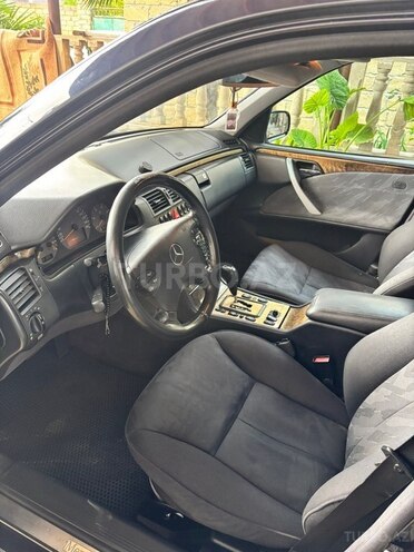 Mercedes E 270-15