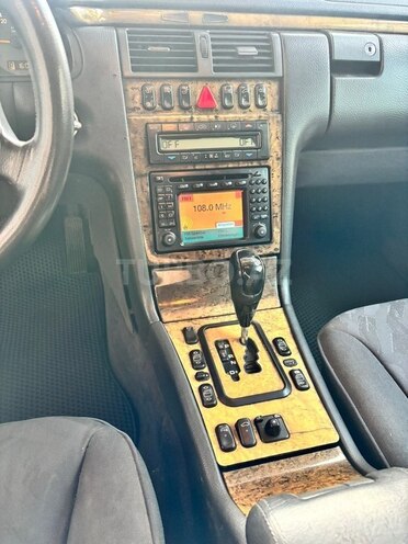 Mercedes E 270-16