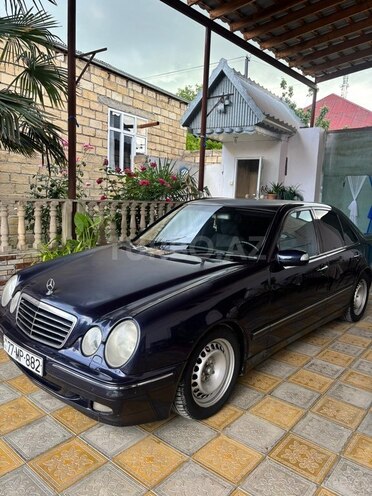 Mercedes E 270-1