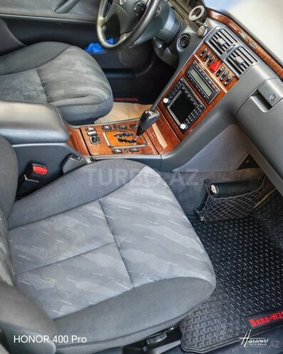 Mercedes E 240-11