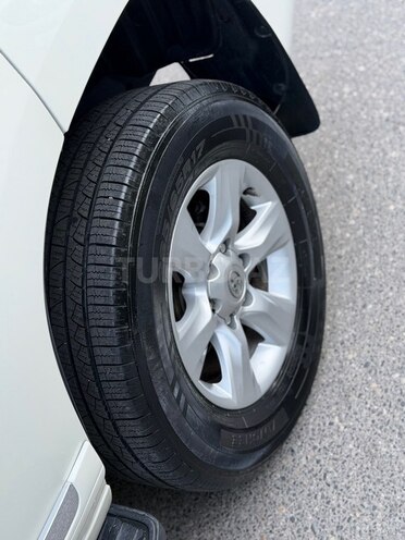 Toyota Land Cruiser Prado-13