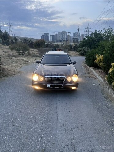 Mercedes E 200-1