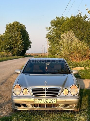 Mercedes E 240-1