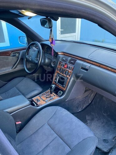 Mercedes E 240-5