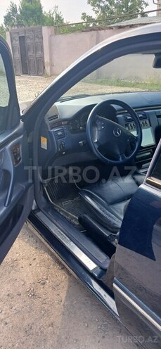 Mercedes E 280 4MATIC-4
