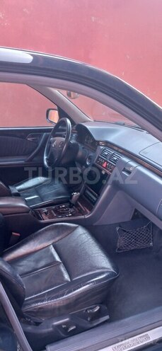 Mercedes E 280 4MATIC-15