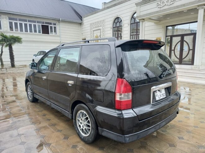 Mitsubishi Chariot Grandis-2