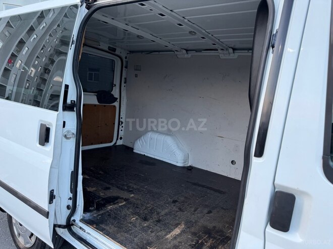 Ford Transit-16