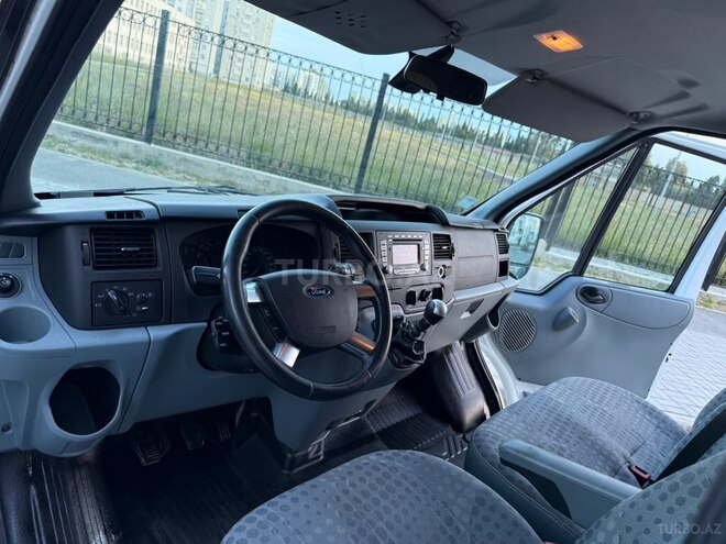Ford Transit-13
