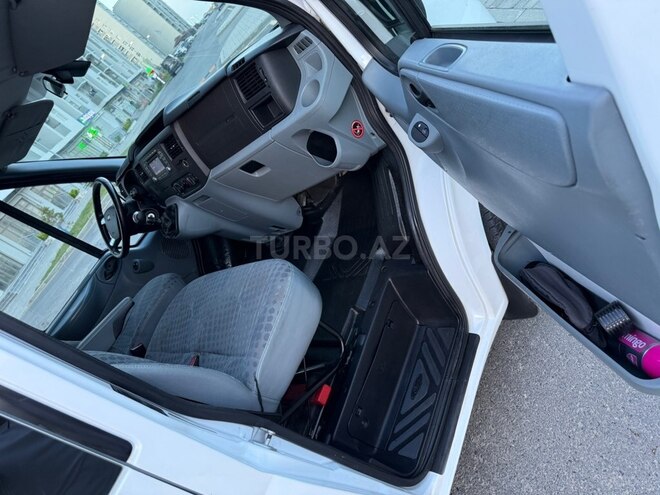 Ford Transit-14