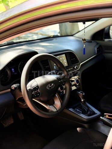 Hyundai Elantra-13