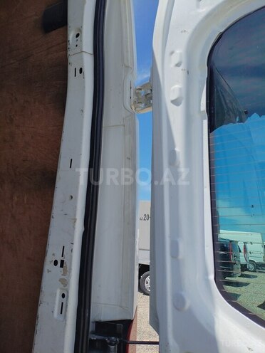Ford Transit-16
