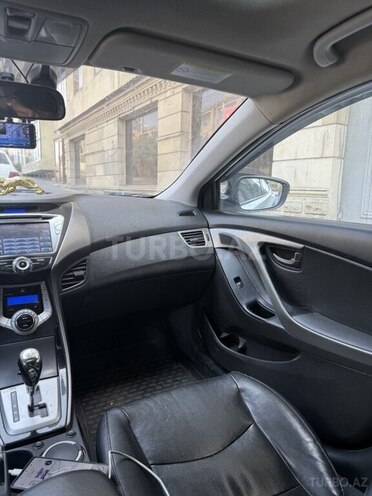Hyundai Elantra-8