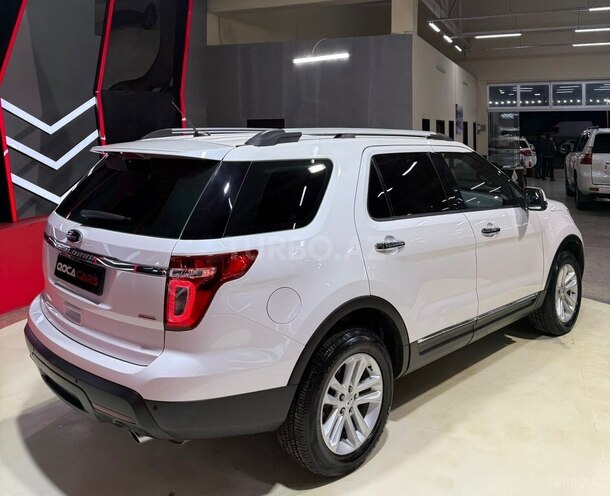 Ford Explorer-11