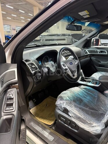 Ford Explorer-13